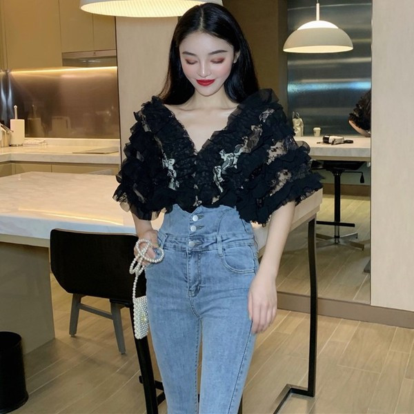 Γυναικεία μπλούζα με δαντέλα και V-neckline