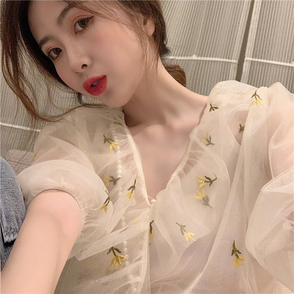 Σύντομη μπλούζα με κέντημα 