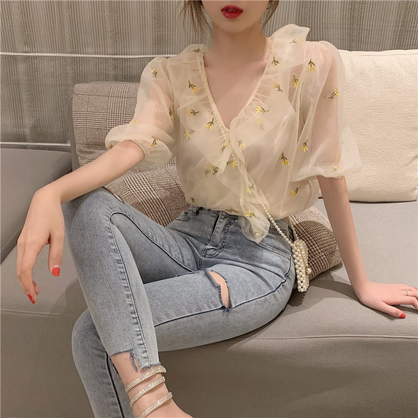 Σύντομη μπλούζα με κέντημα 