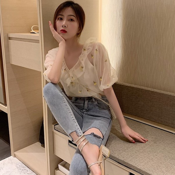 Σύντομη μπλούζα με κέντημα 