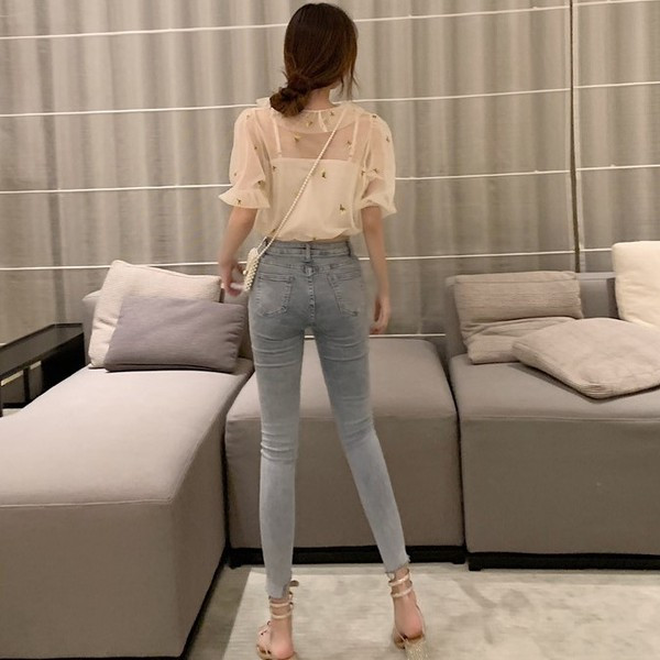 Σύντομη μπλούζα με κέντημα 