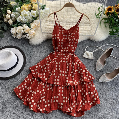 Κομψό γυναικείο φόρεμα με ντεκολτέ σε σχήμα κόκκινου χρώματος