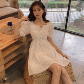 Καλοκαιρινό γυναικείο φόρεμα σε λευκό χρώμα με κοντό μανίκι