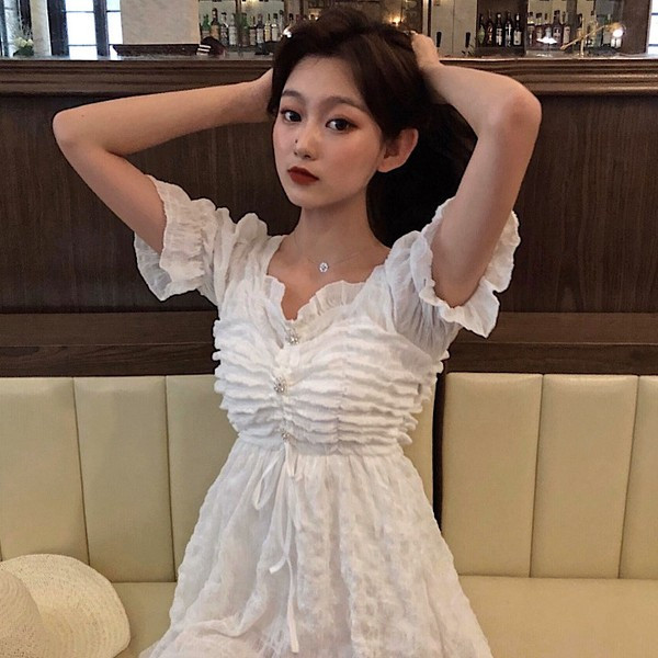 Καλοκαιρινό γυναικείο φόρεμα  σε λευκό  χρώμα με κοντό μανίκι