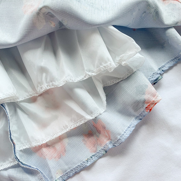 Rochie modernă de damă cu decolteu adânc și nasturi în alb și albastru