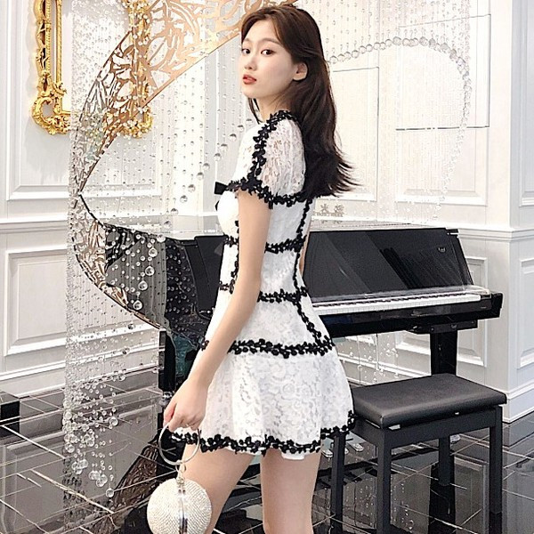 Rochie de dama eleganta cu broderie din dantela si panglici