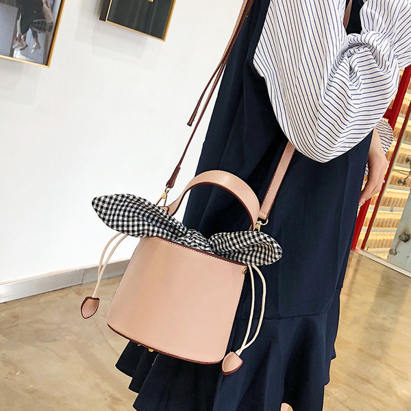 Geanta de dama moderna cu panglica in carouri