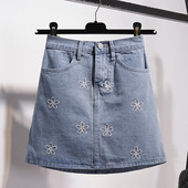 Alkalmi női farmerszoknya kék hímzéssel
