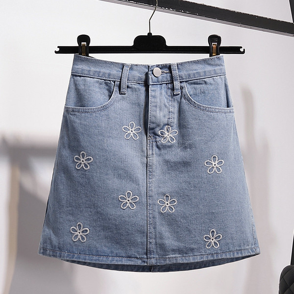 Alkalmi női farmerszoknya kék hímzéssel