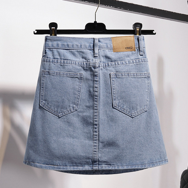 Alkalmi női farmerszoknya kék hímzéssel