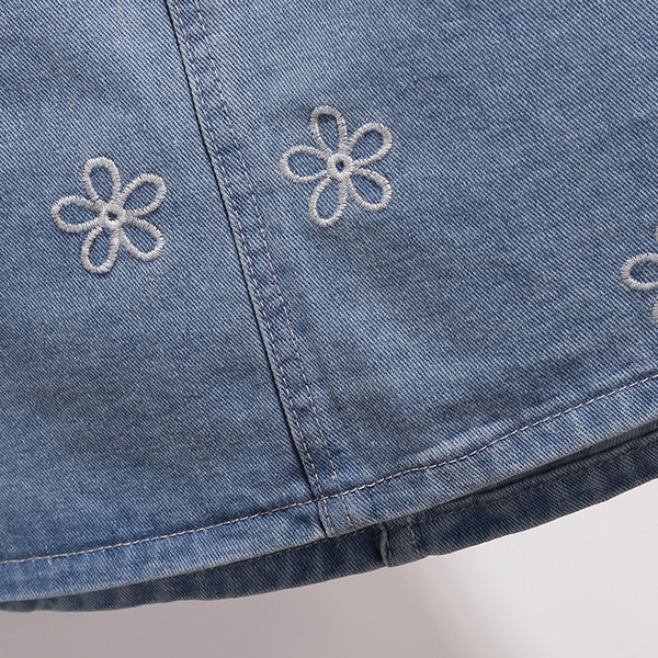 Alkalmi női farmerszoknya kék hímzéssel