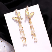 Stílusos női fülbevaló díszítő kövekkel és gyöngyökkel