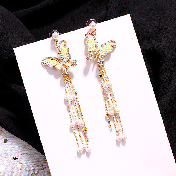 Stílusos női fülbevaló díszítő kövekkel és gyöngyökkel