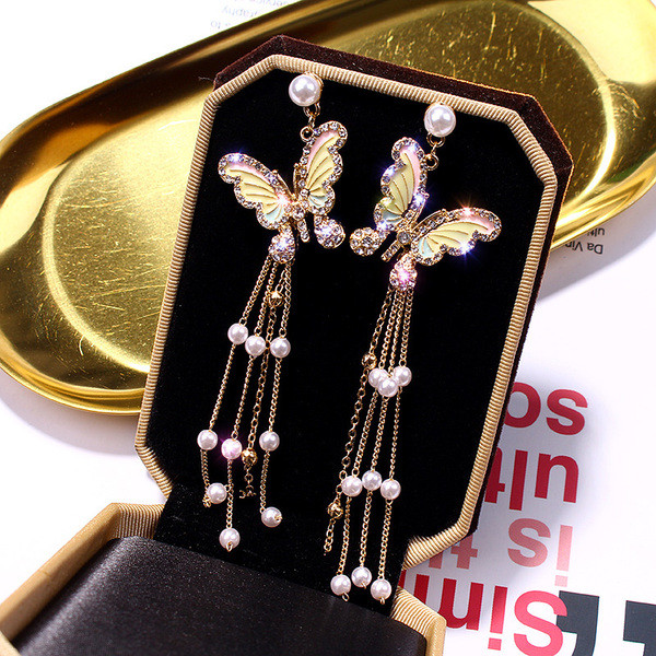 Stílusos női fülbevaló díszítő kövekkel és gyöngyökkel