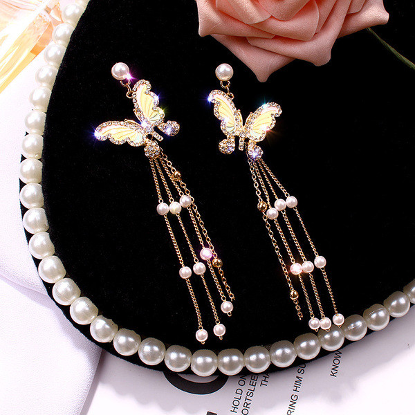 Stílusos női fülbevaló díszítő kövekkel és gyöngyökkel