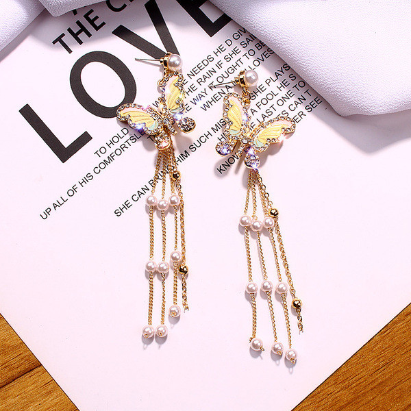 Stílusos női fülbevaló díszítő kövekkel és gyöngyökkel