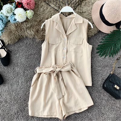 Ένα μοντέρνο γυναικείο σετ δύο τμημάτων με τσέπη σε διάφορα χρώματα