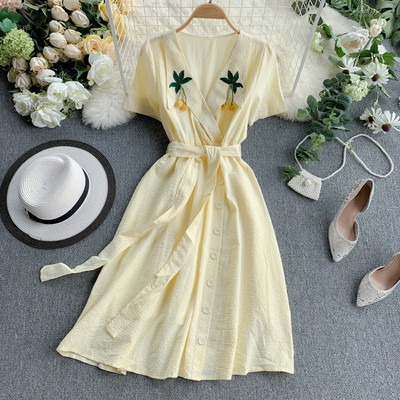 Női modern ruha hosszú modell V-nyakkal és hímzéssel, két színben