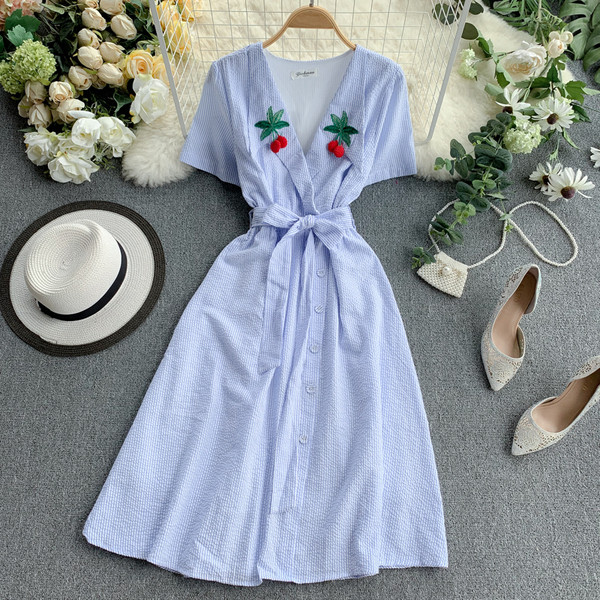 Női modern ruha hosszú modell V-nyakkal és hímzéssel, két színben