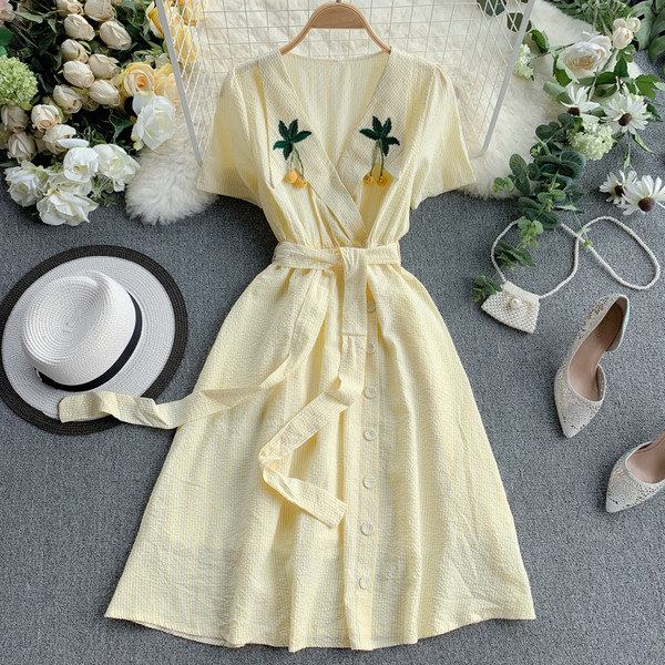 Női modern ruha hosszú modell V-nyakkal és hímzéssel, két színben