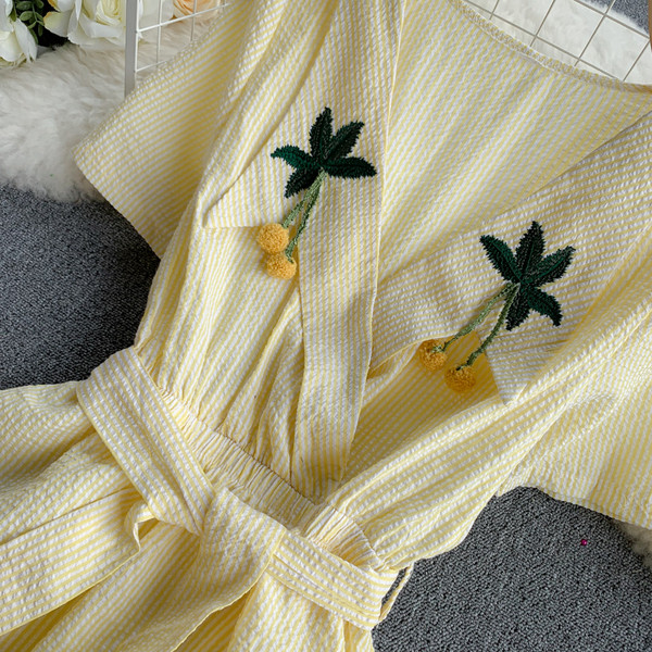 Női modern ruha hosszú modell V-nyakkal és hímzéssel, két színben