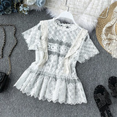 Μοντέρνα γυναικεία μπλούζα με άσπρο χρώμα και κοντό μανίκι