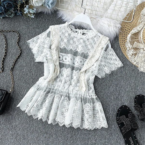 Μοντέρνα γυναικεία  μπλούζα με άσπρο χρώμα  και κοντό μανίκι