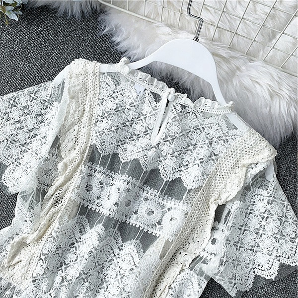 Μοντέρνα γυναικεία  μπλούζα με άσπρο χρώμα  και κοντό μανίκι