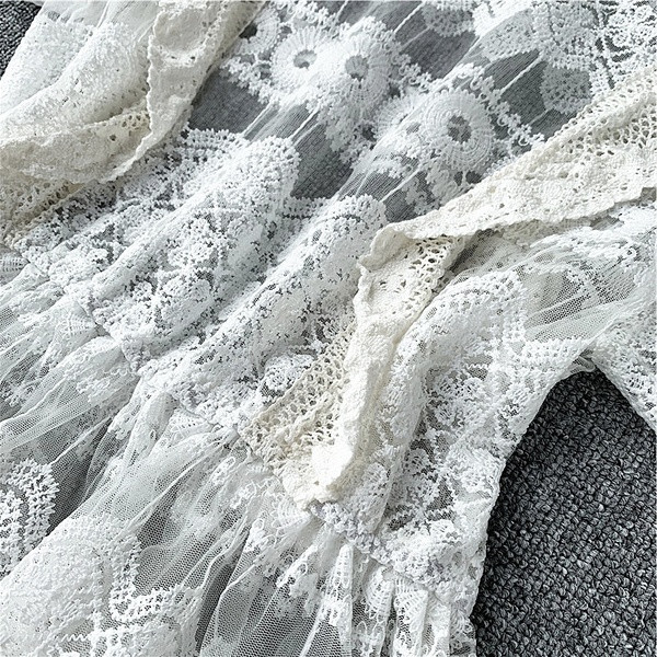 Μοντέρνα γυναικεία  μπλούζα με άσπρο χρώμα  και κοντό μανίκι