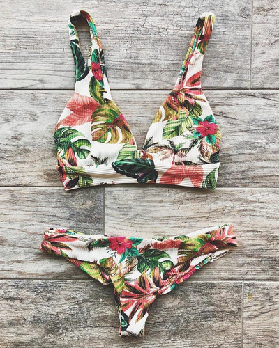 Virágos motívumú női fürdőruha két részből