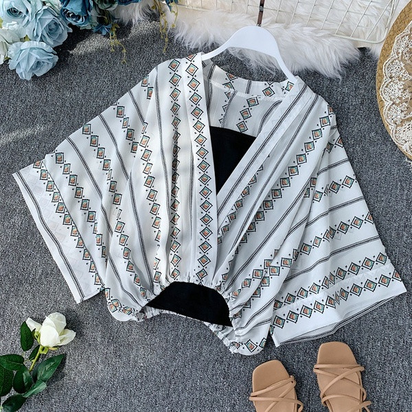 Σύγχρονη γυναικεία μπλούζα σε διάφορα χρώματα με μανίκι λωτού