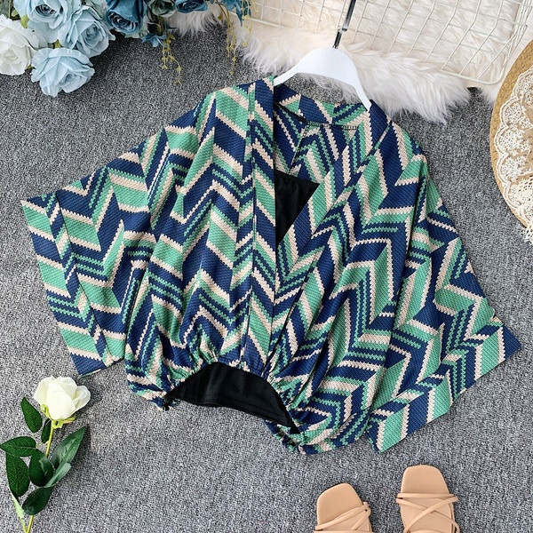 Σύγχρονη γυναικεία μπλούζα σε διάφορα χρώματα με μανίκι λωτού