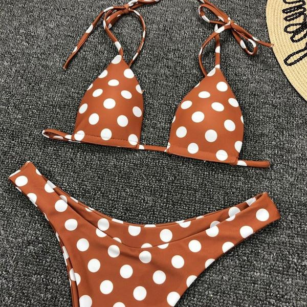 Pöttyös női fürdőruha és háromszög felső