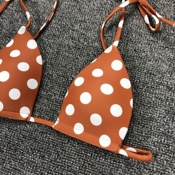 Pöttyös női fürdőruha és háromszög felső