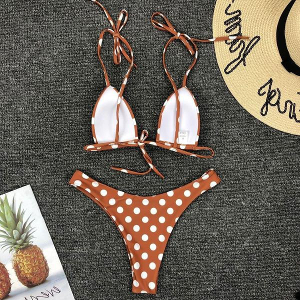 Pöttyös női fürdőruha és háromszög felső