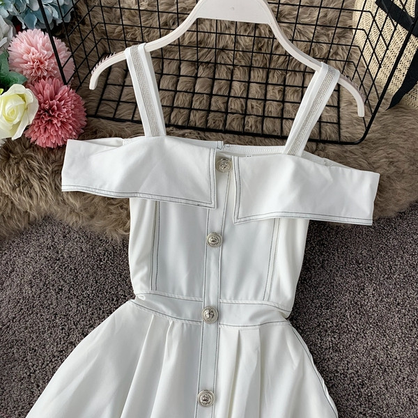 Rochie moderna de dama in alb si negru cu nasturi si umerii goi