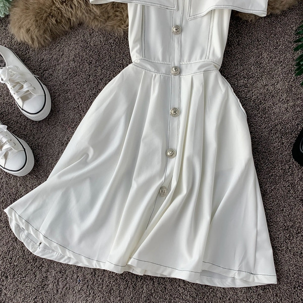 Rochie moderna de dama in alb si negru cu nasturi si umerii goi