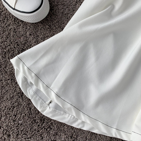 Rochie moderna de dama in alb si negru cu nasturi si umerii goi