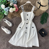 Σύγχρονο γυναικείο φόρεμα με τιράντες, κουμπιά και ζώνη σε λευκό και μαύρο χρώμα