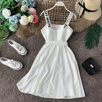 Σύγχρονο γυναικείο φόρεμα με τιράντες, κουμπιά και ζώνη σε λευκό και μαύρο χρώμα