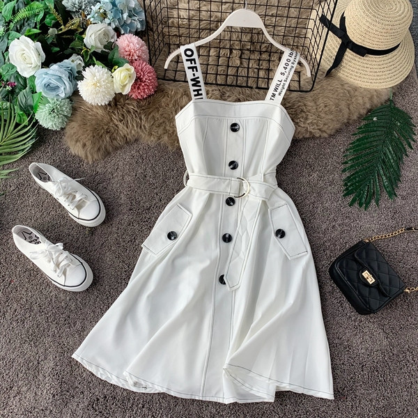 Σύγχρονο γυναικείο φόρεμα με τιράντες, κουμπιά και ζώνη σε λευκό και μαύρο χρώμα