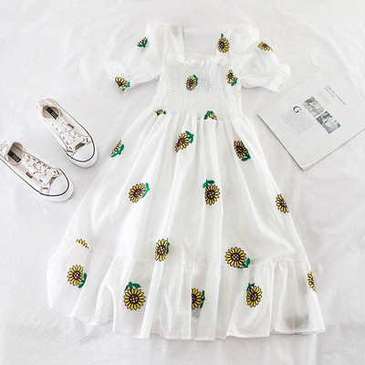 Modern női ruha rövid ujjal, színes mintával