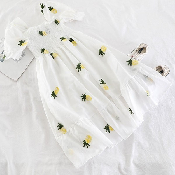 Modern női ruha rövid ujjal, színes mintával