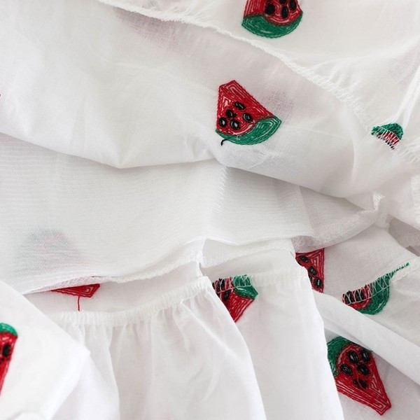 Modern női ruha rövid ujjal, színes mintával