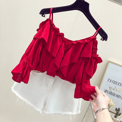 Κομψή γυναικεία μπλούζα με 3/4 μανίκια και λεπτά τιραντάκια σε λευκό και κόκκινο χρώμα