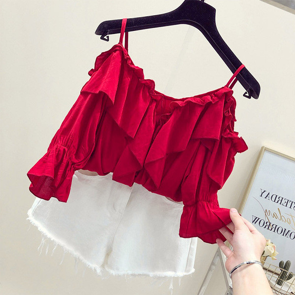 Κομψή γυναικεία μπλούζα με 3/4 μανίκια και λεπτά τιραντάκια σε λευκό και κόκκινο χρώμα