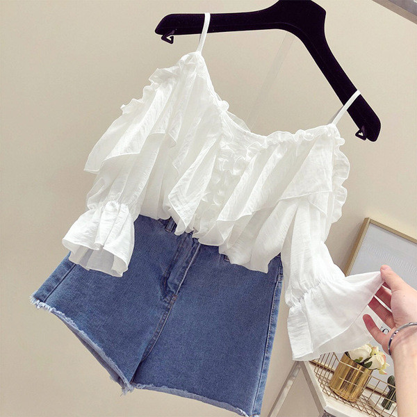 Κομψή γυναικεία μπλούζα με 3/4 μανίκια και λεπτά τιραντάκια σε λευκό και κόκκινο χρώμα