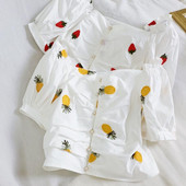 Μοντέρνα γυναικεία κοντή μπλούζα με κουμπιά και έγχρωμη τύπωμα