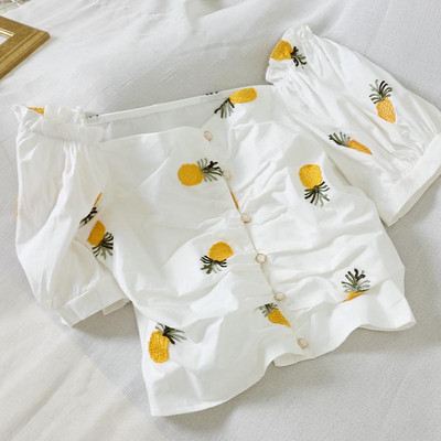 Μοντέρνα γυναικεία κοντή μπλούζα με κουμπιά και έγχρωμη τύπωμα