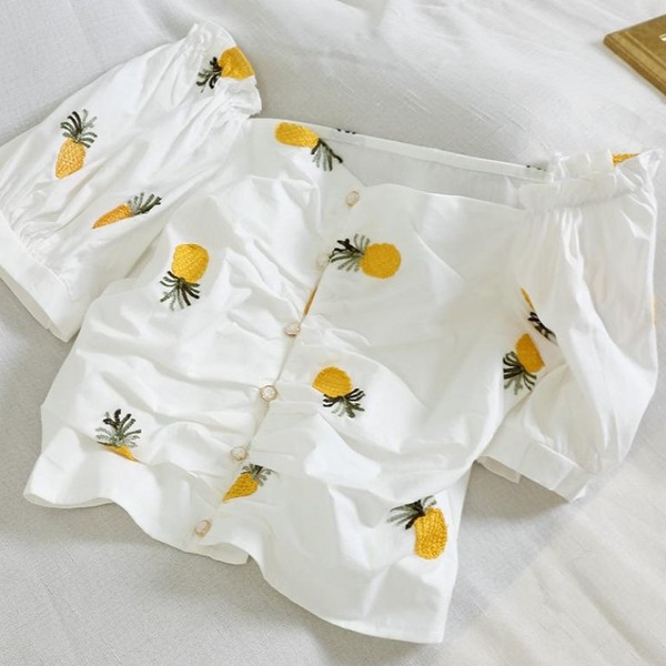 Μοντέρνα γυναικεία κοντή μπλούζα με κουμπιά και έγχρωμη τύπωμα